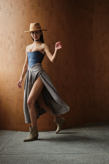 Блакитний корсет поверх грудей – топ у стилі ренесанс