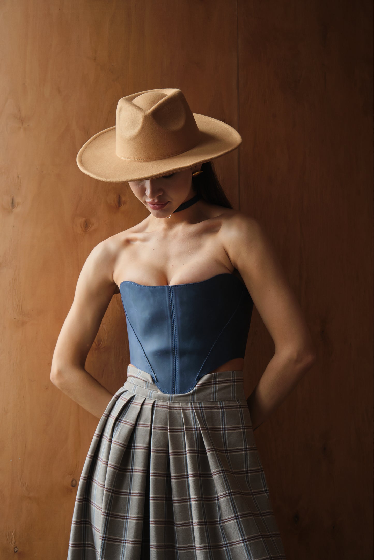 Блакитний корсет поверх грудей – топ у стилі ренесанс