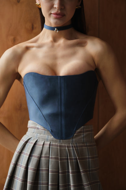 Блакитний корсет поверх грудей – топ у стилі ренесанс