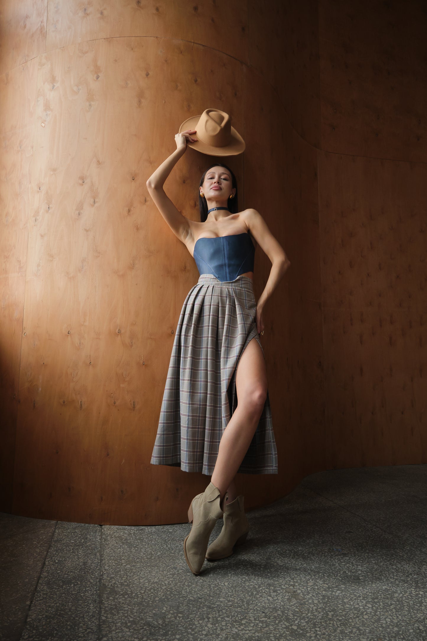 Блакитний корсет поверх грудей – топ у стилі ренесанс