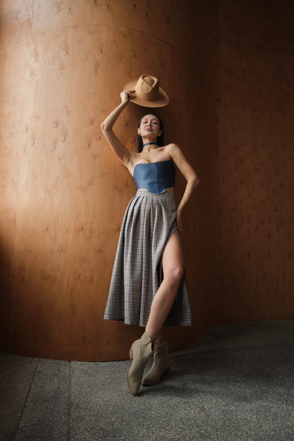 Блакитний корсет поверх грудей – топ у стилі ренесанс