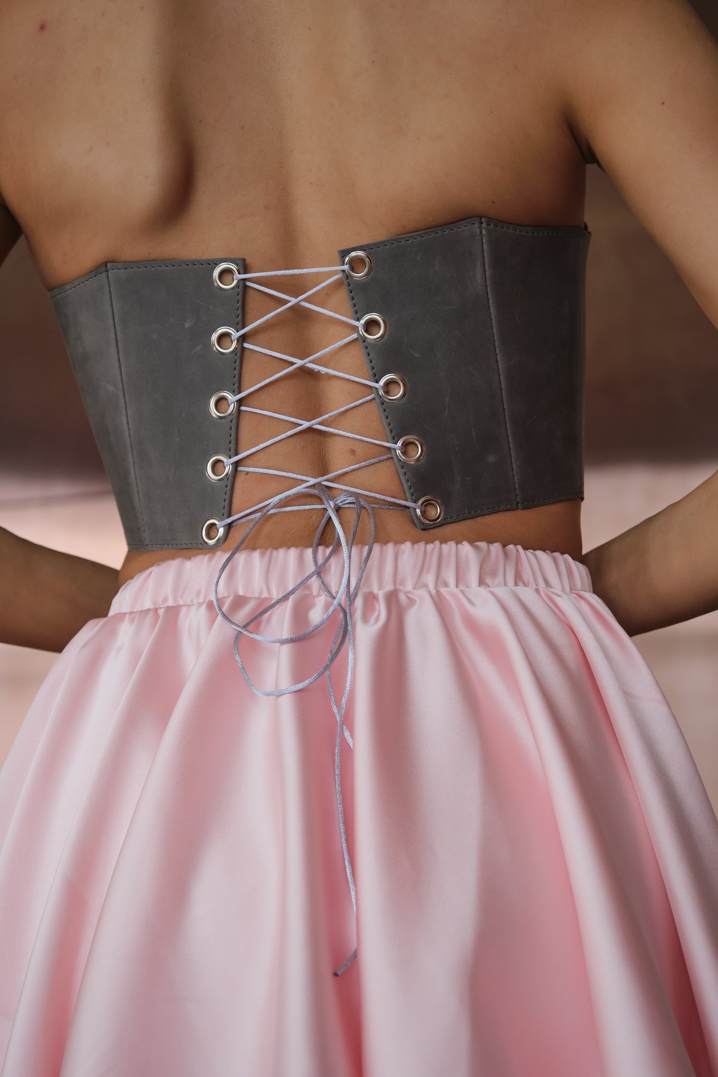 Сірий корсет на груди – топ у стилі Ренесанс