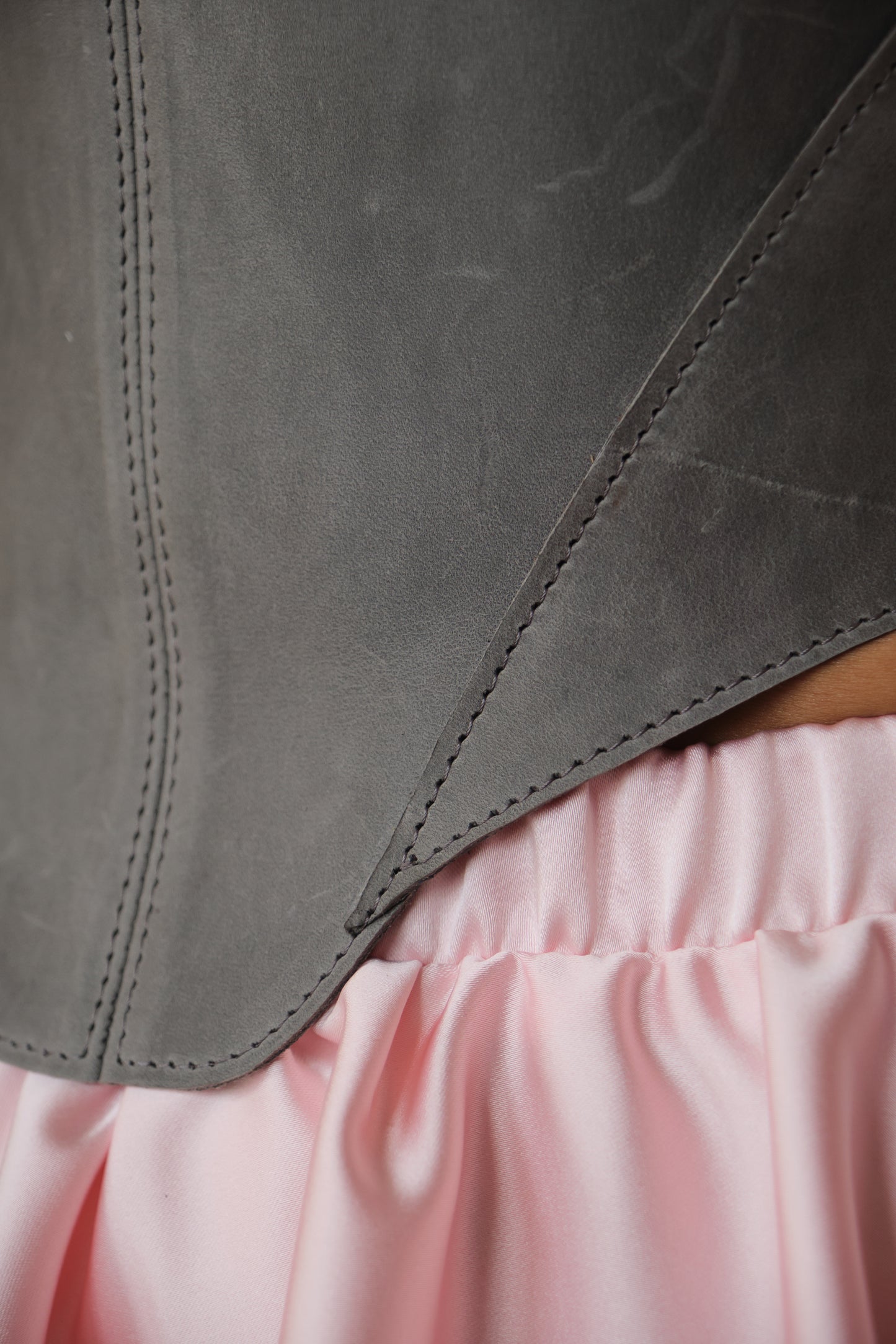 Сірий корсет на груди – топ у стилі Ренесанс