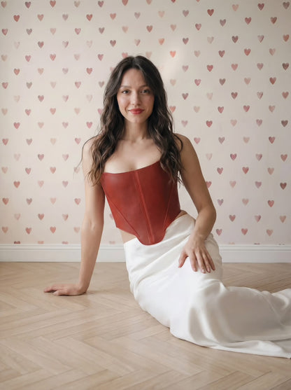 Червоний корсет над грудьми – Топ у стилі Ренесанс