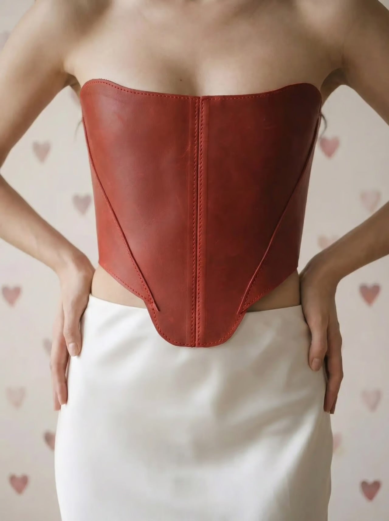 Червоний корсет над грудьми – Топ у стилі Ренесанс