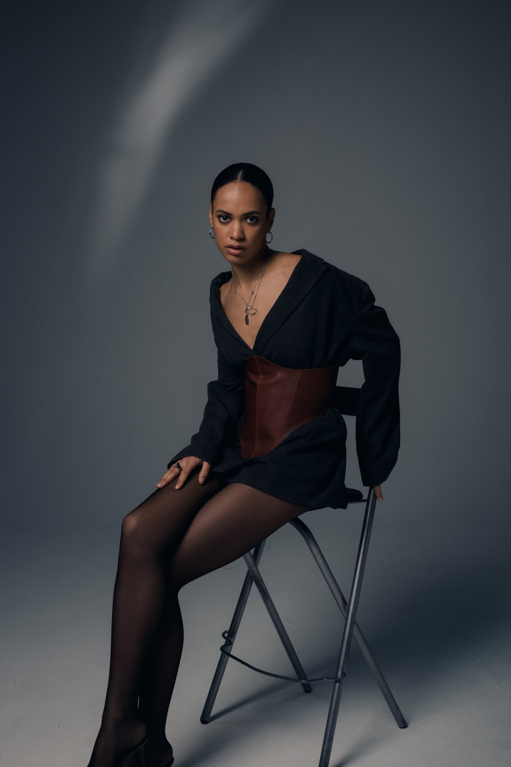 Wide studio look with cognac long leather underbust corset belt