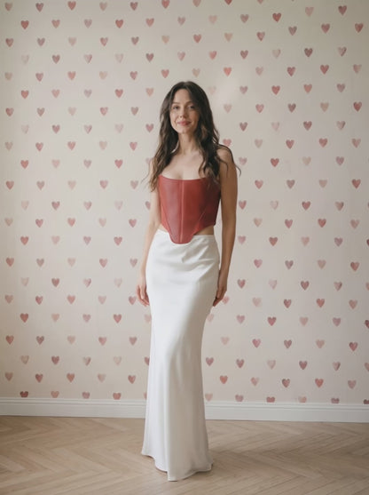 Червоний корсет над грудьми – Топ у стилі Ренесанс