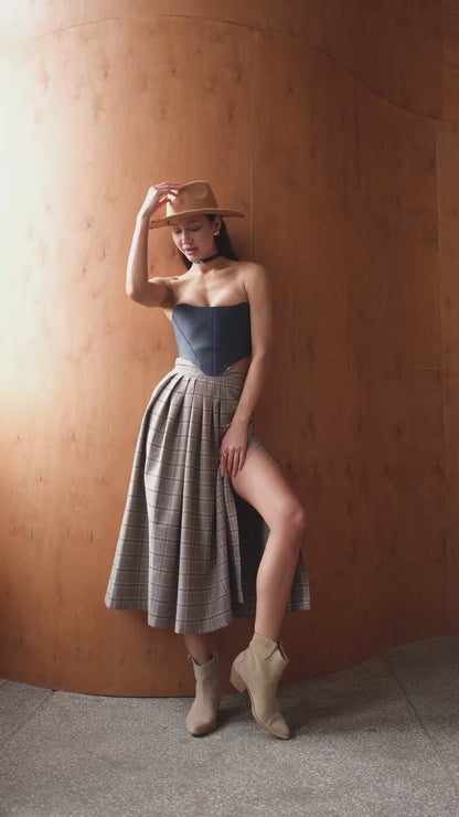 Блакитний корсет поверх грудей – топ у стилі ренесанс